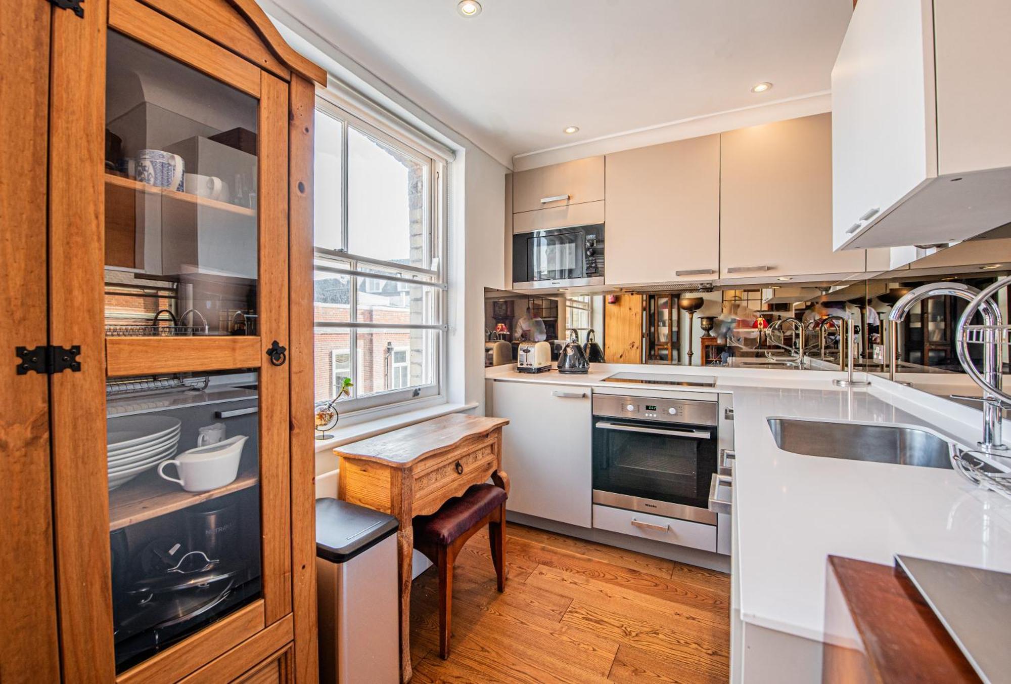 Stylish 1-bed Flat In Soho - Prime Londra